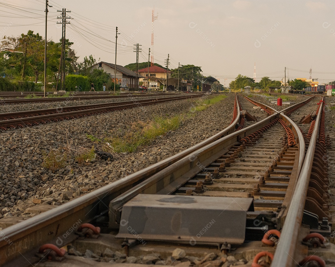 Vista de trilhos de trem na ferrovia