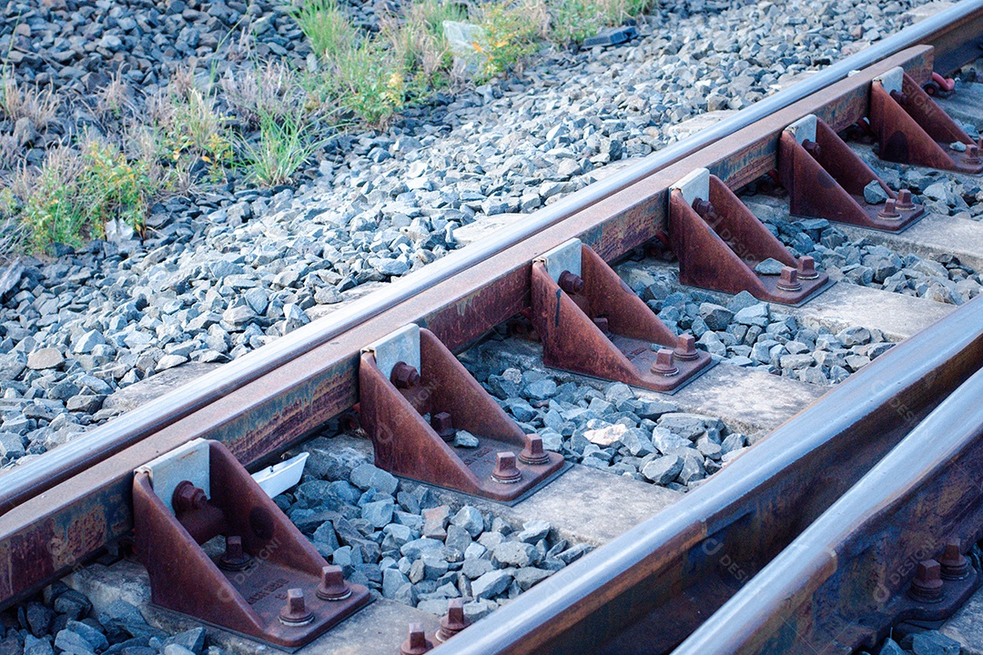 Vista de trilhos de trem na ferrovia