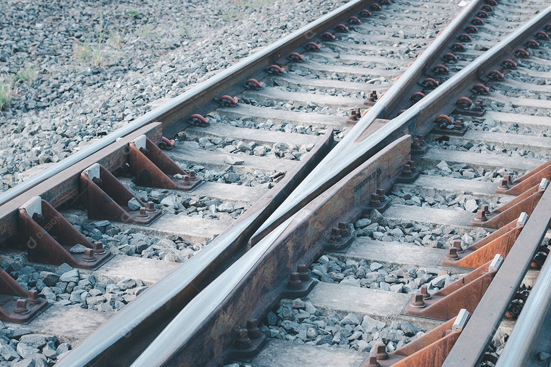 Vista de trilhos de trem na ferrovia