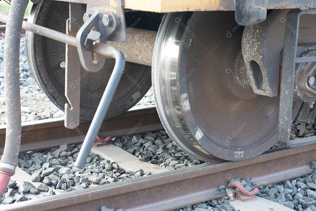 Vista roda do trem de ferro sobre trilhos