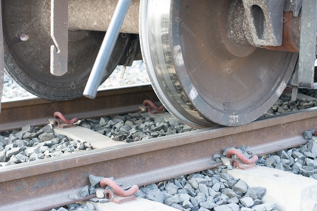 Vista roda do trem de ferro sobre trilhos