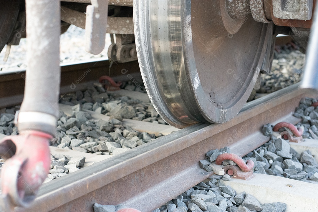 Vista roda do trem de ferro sobre trilhos