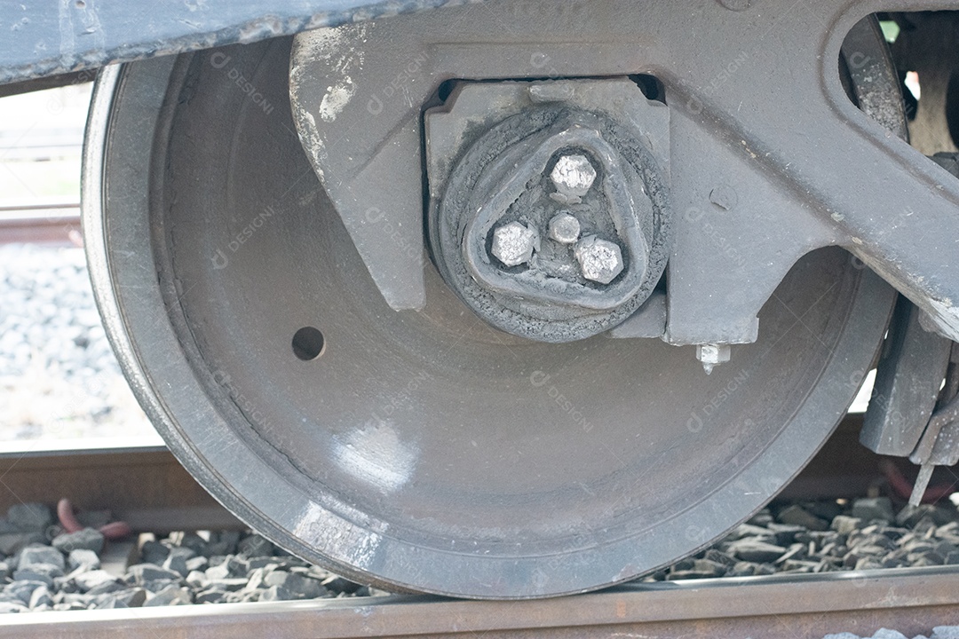 Vista roda do trem de ferro sobre trilhos