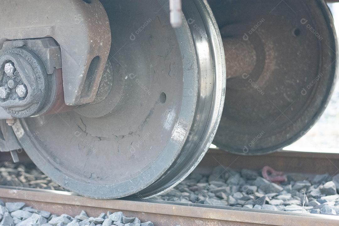 Vista roda do trem de ferro sobre trilhos