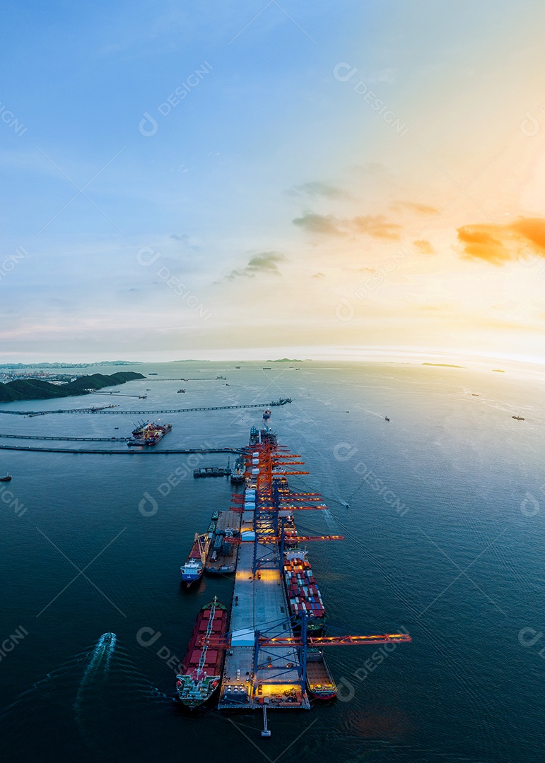 Contêiner de carga Caixa de contêiner de carga de navio para navio de carga na ponte do estaleiro do porto marítimo de contêineres ao pôr do sol. navio sob a logística do serviço do porto marítimo guindaste e transporte.