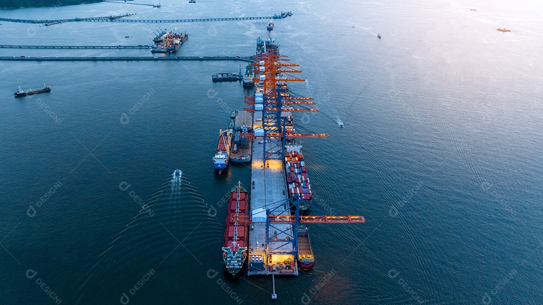 navio marítimo de carga com rastro no navio oceânico transportando contêiner e correndo para o transporte de frete de tecnologia de conceito de exportação por remetente de serviço inteligente de navio. Popa do navio porta-contentores