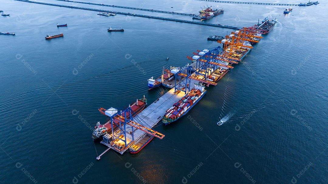 navio marítimo de carga com rastro no navio oceânico transportando contêiner e correndo para o transporte de frete de tecnologia de conceito de exportação por remetente de serviço inteligente de navio. Popa do navio porta-contentores