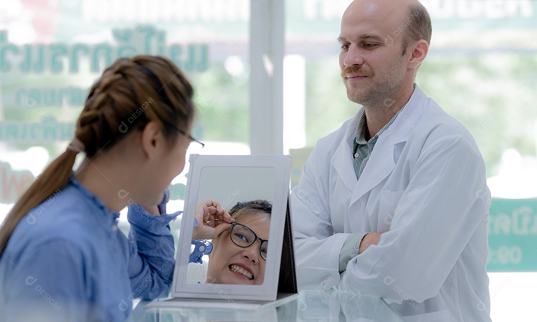 Uma jovem verifica seus olhos com um optometrista.