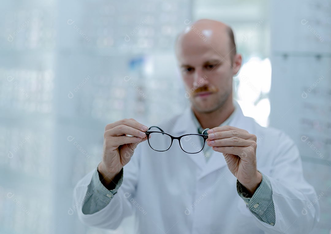 Um oftalmologista vestido branco.