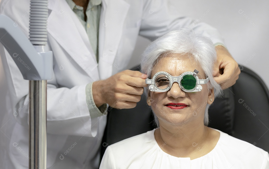 Mulher idosa têm seus olhos examinados por um oftalmologista.