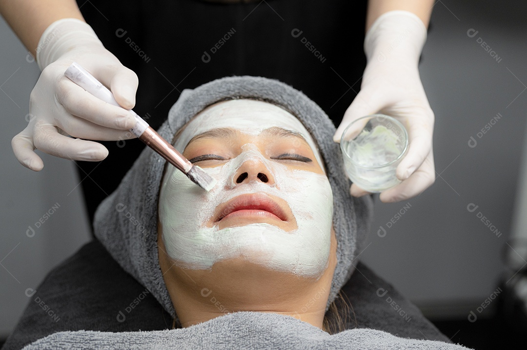 Uma jovem injeta vitaminas no rosto em uma clínica de beleza.