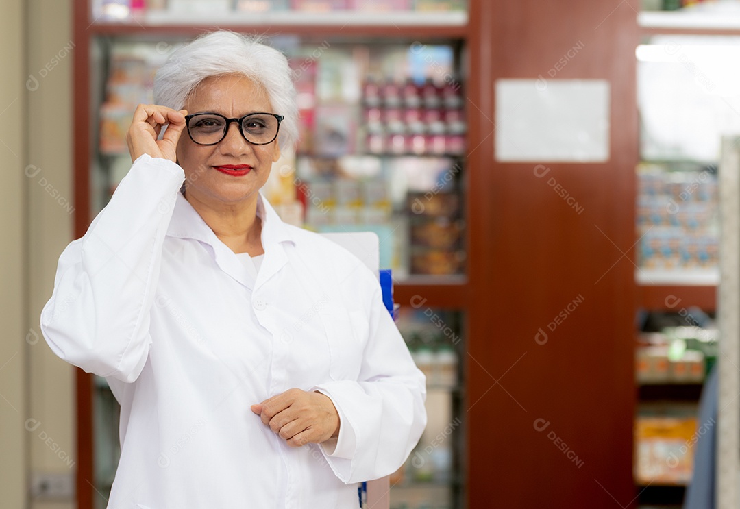 Farmacêutica indiana vestindo vestido branco segurando óculos, especialista em medicina, farmácia.