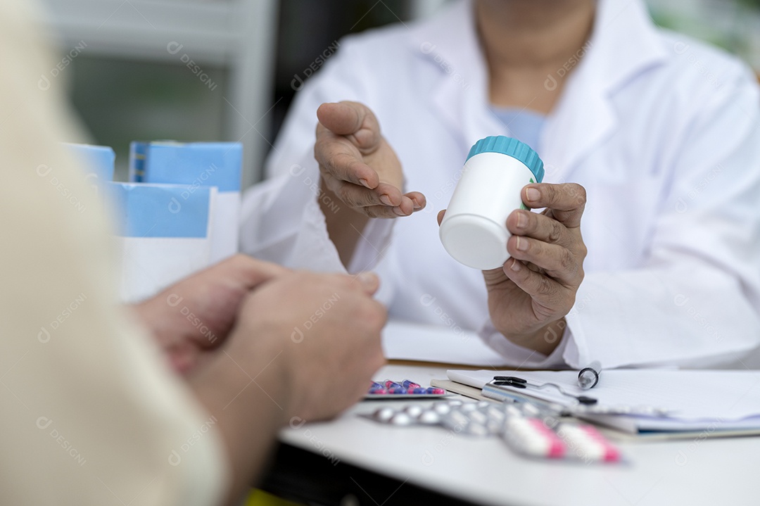 Farmacêutica idosa indiana aconselha remédios masculinos caucasianos para tratar doenças, especialistas recomendam remédios.