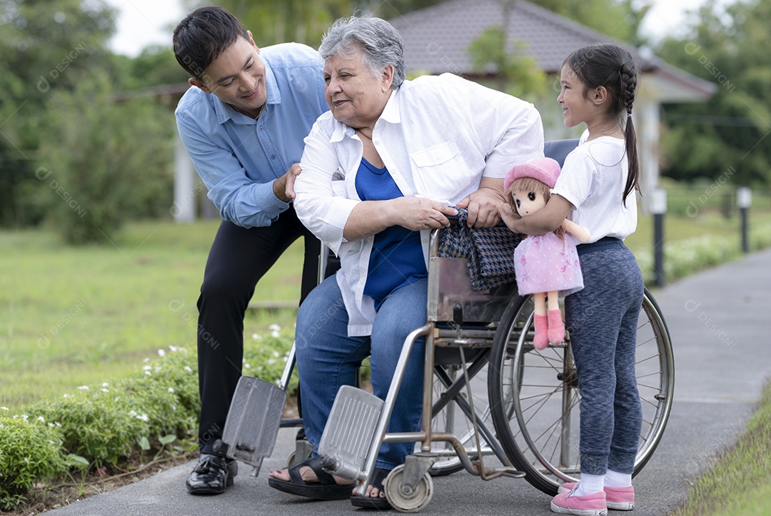 Jovem asiático e garota tocando ukulele e cantando com uma mulher idosa em uma cadeira de rodas em um lar de idosos, relaxamento de idosos, cuidados de enfermagem.