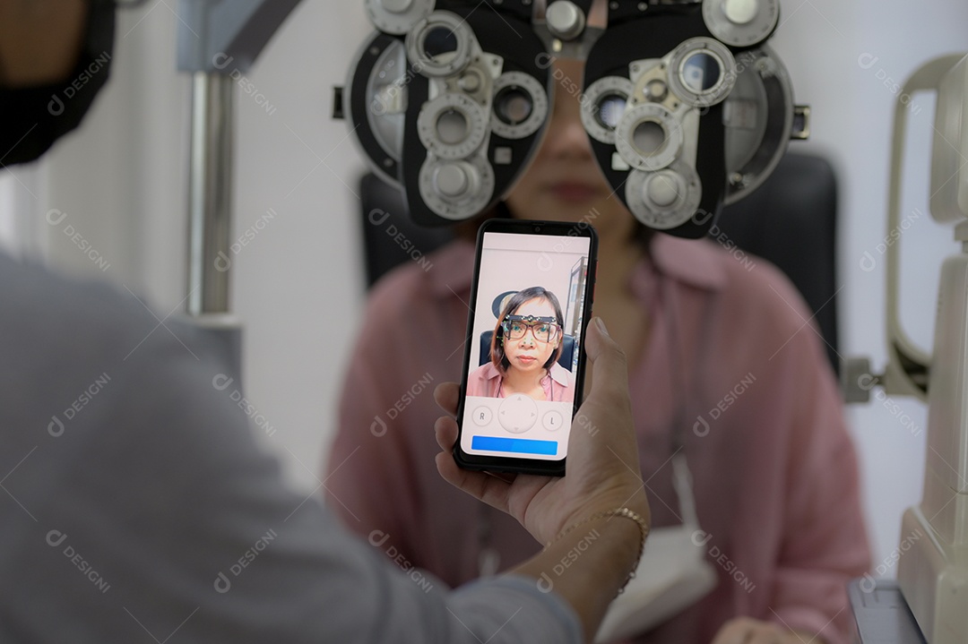 Oftalmologistas usam aplicativo de smartphone para medir parâmetros para fabricação de lentes de óculos, novo aplicativo de optometria, rosto de close-up com foco na tela do telefone, loja de óptica.