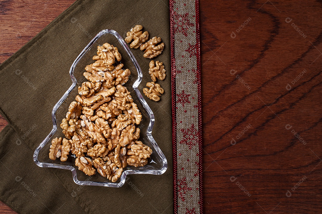 Tigela em forma de árvore de Natal cheia de nozes. Vista do topo.