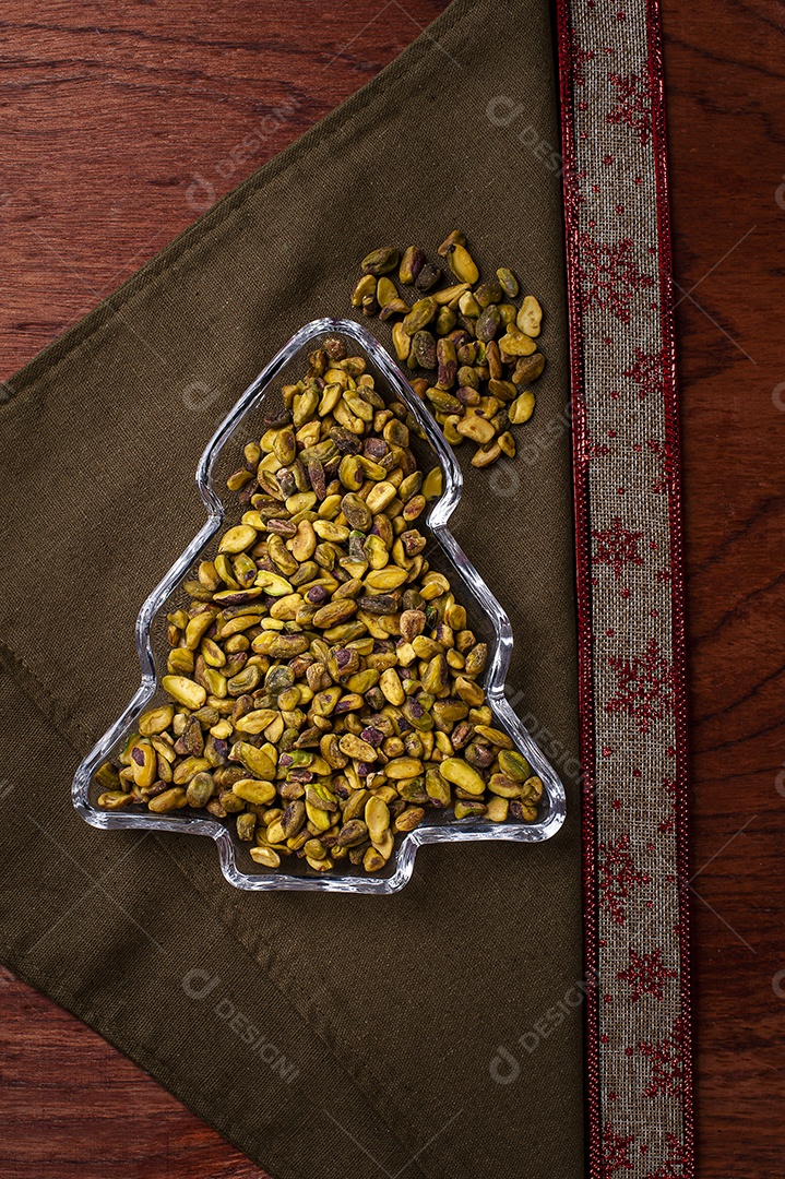 Vasilha em forma de árvore de Natal cheia de pistache. Vista do topo