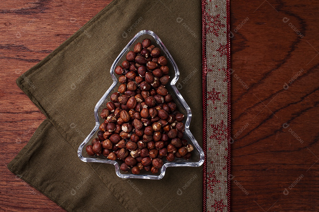 Vasilha em forma de árvore de Natal cheia de avelãs. Vista do topo
