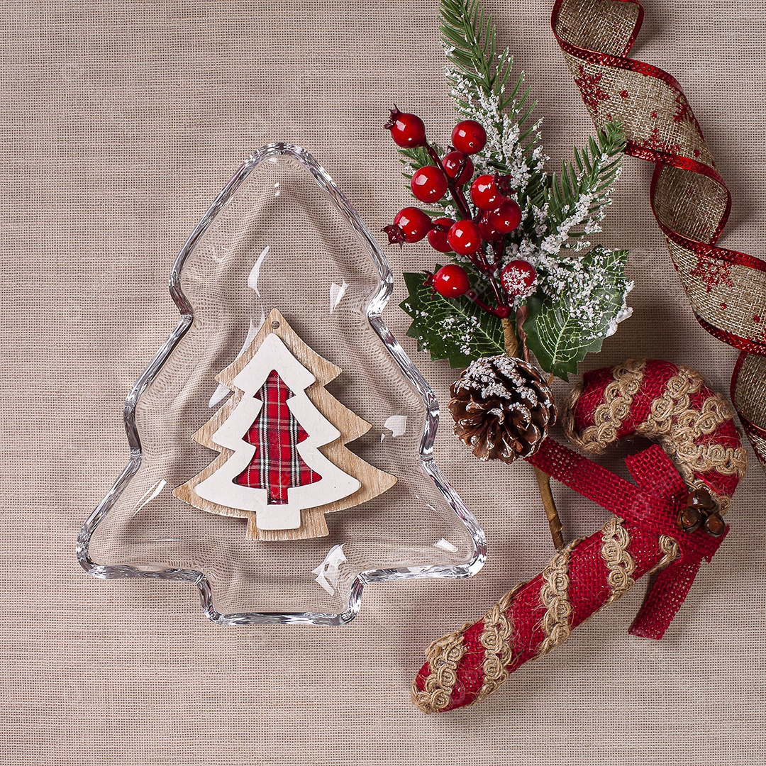 Composição de natal com fitas e enfeites e galhos