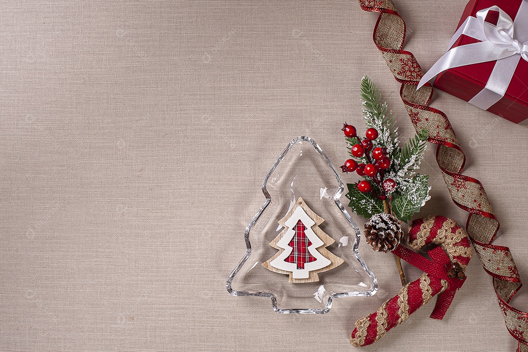 Composição de Natal em fundo de madeira com fitas e presentes e Papai Noel