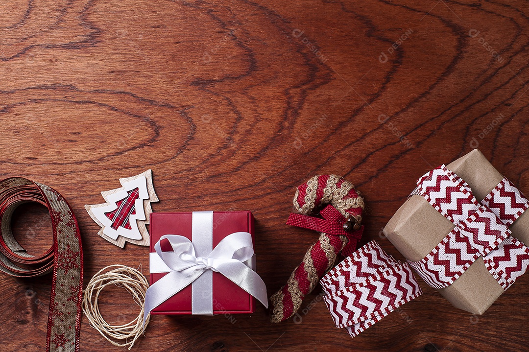 Composição de Natal em fundo de madeira com fitas e presentes. Bokeh luzes