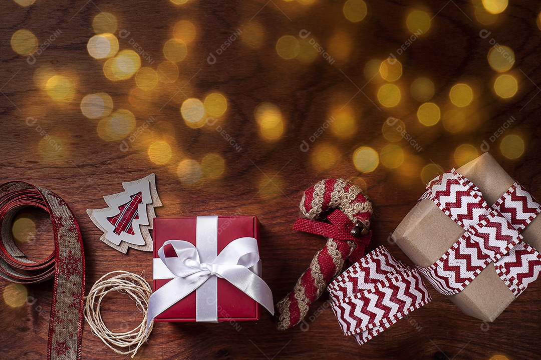 Composição de Natal em fundo de madeira com fitas e presentes. Bokeh luzes