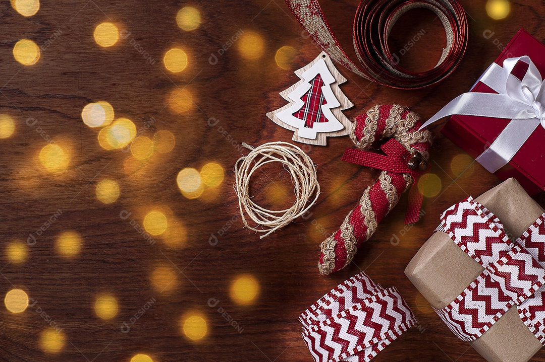 Composição de Natal em fundo de madeira com fitas e presentes. Bokeh luzes