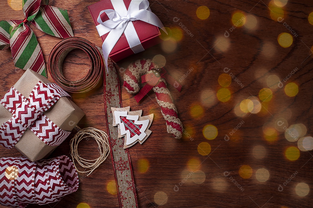 Composição de Natal em fundo de madeira com fitas e presentes. Bokeh luzes