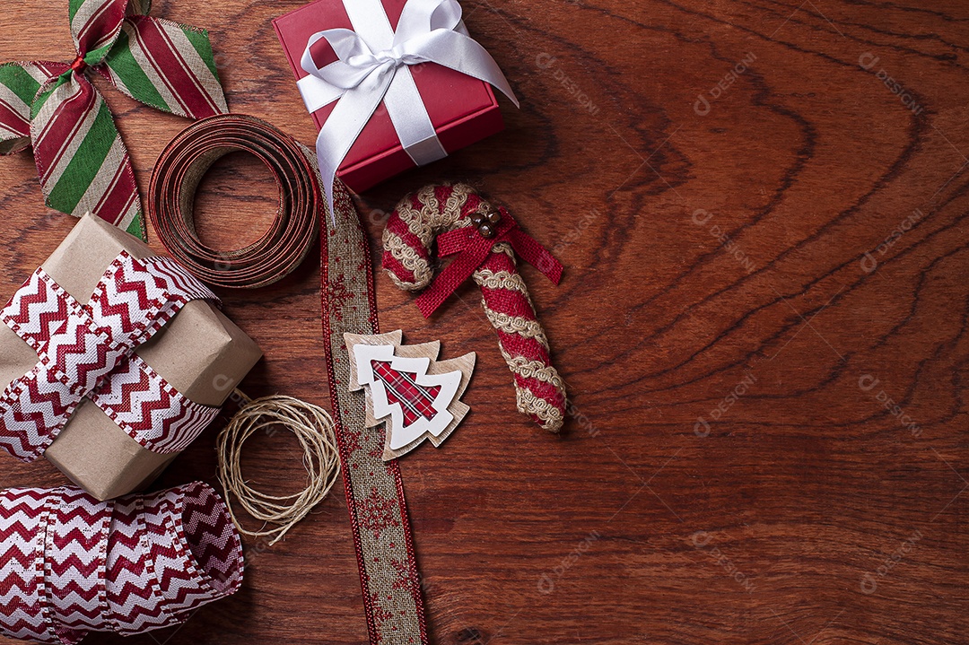 Composição de Natal em fundo de madeira com fitas e presentes. Bokeh