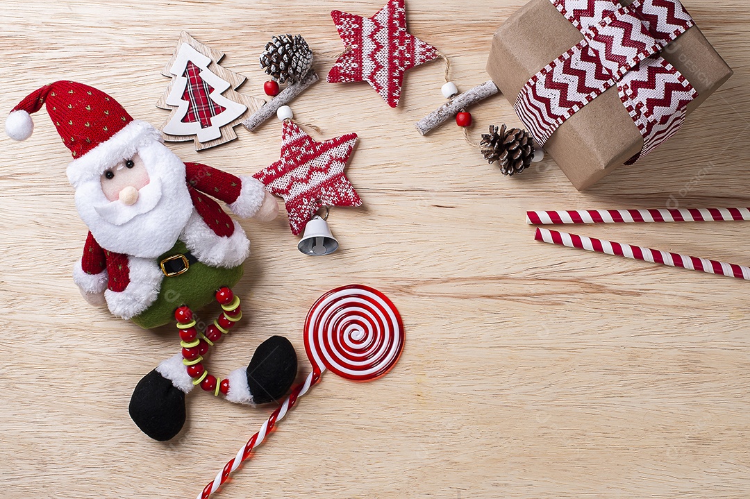 Composição de Natal em fundo de madeira com fitas e presentes e Papai Noel