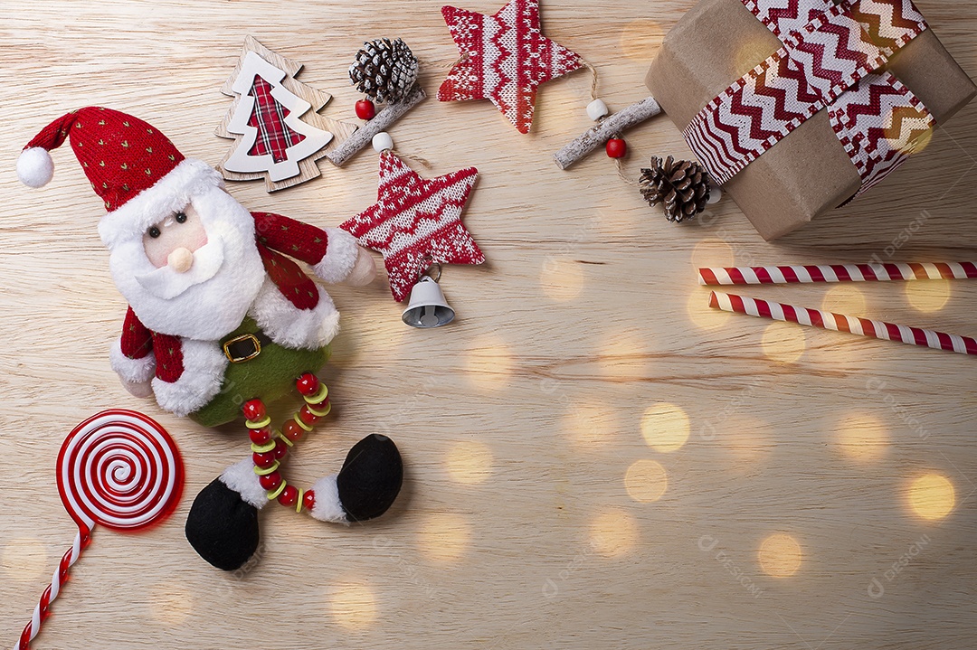 Composição de Natal em fundo de madeira com fitas e presentes e Papai Noel