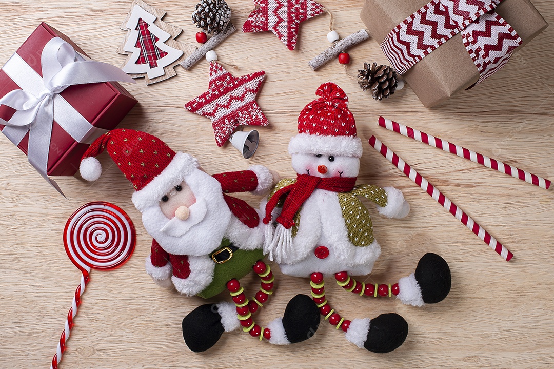 Composição de Natal em fundo de madeira com fitas e presentes e Papai Noel