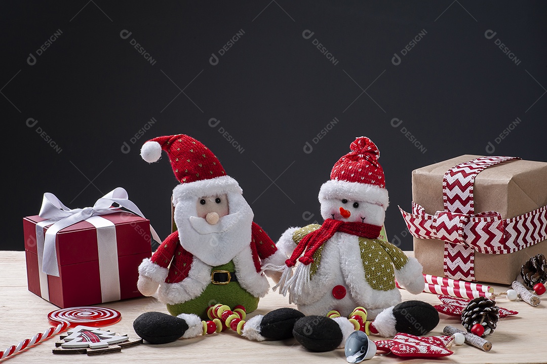 Composição de Natal em fundo de madeira com fitas e presentes, Papai Noel