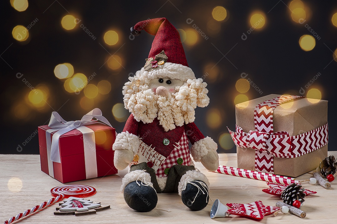 Composição de Natal em fundo de madeira com fitas e presentes, Papai Noel