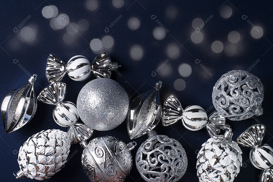 Objetos de enfeites de natal sobre fundo luzes bokeh