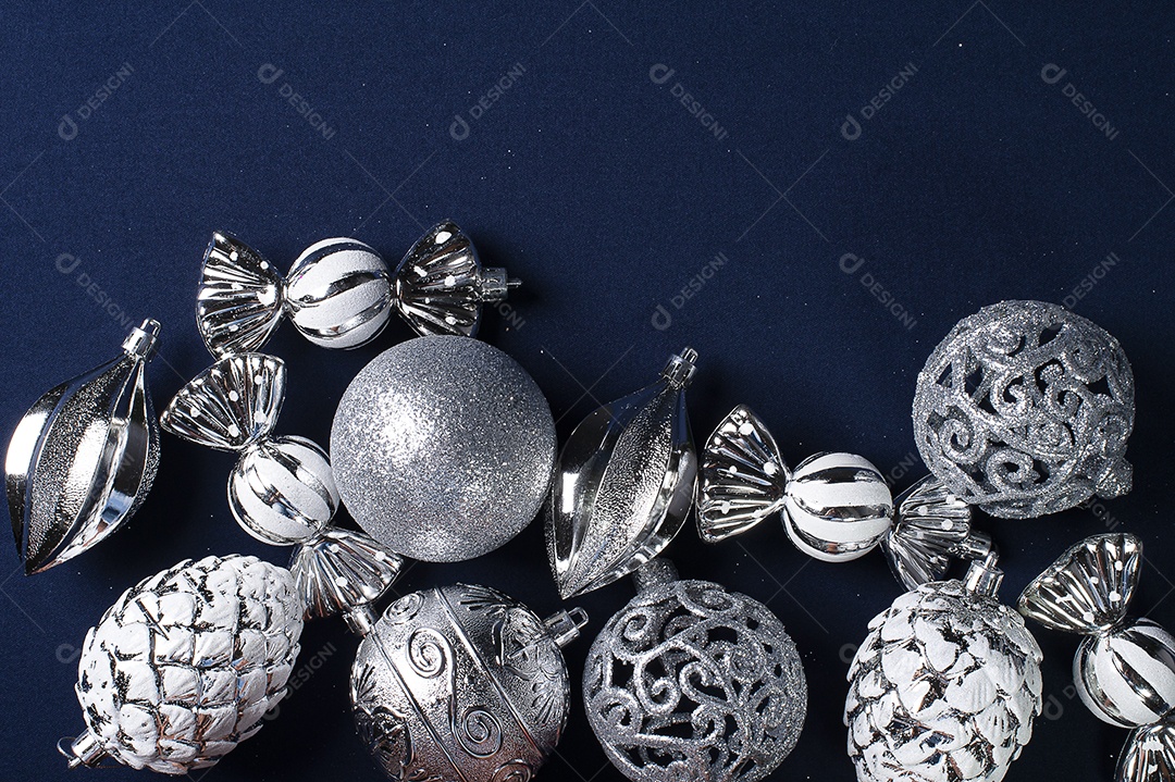 Objetos de enfeites de natal sobre fundo isolado