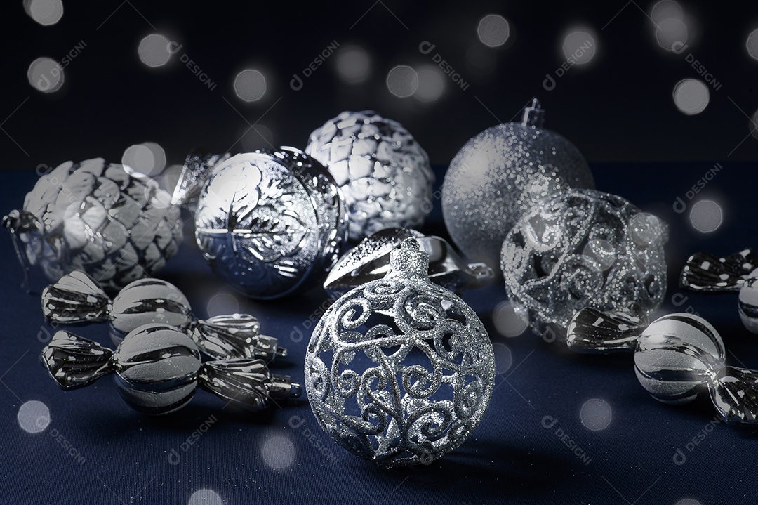 Objetos de enfeites de natal sobre fundo luzes bokeh