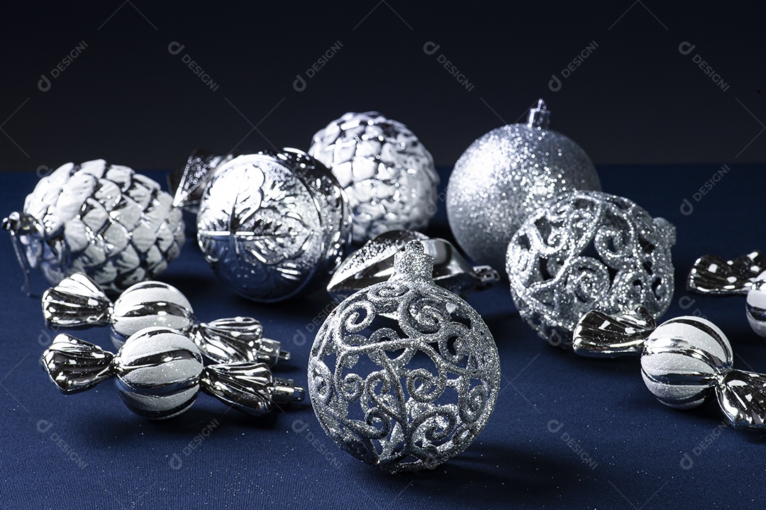 Objetos de enfeites de natal sobre fundo isolado