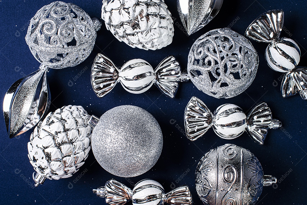 Objetos de enfeites de natal sobre fundo isolado