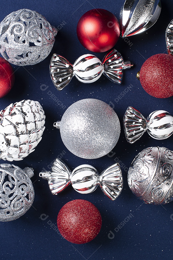 Objetos de enfeites de natal sobre fundo isolado