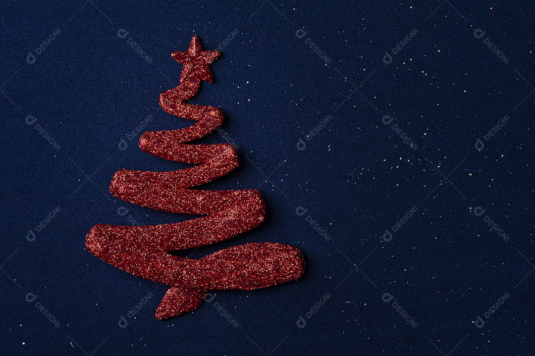 Objetos de enfeites de natal sobre fundo luzes bokeh