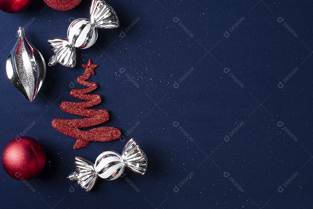 Objetos de enfeites de natal sobre fundo luzes bokeh