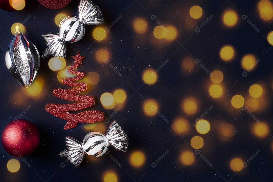Objetos de enfeites de natal sobre fundo luzes bokeh