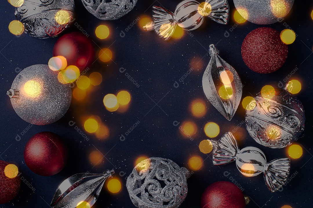 Objetos de enfeites de natal sobre fundo luzes bokeh