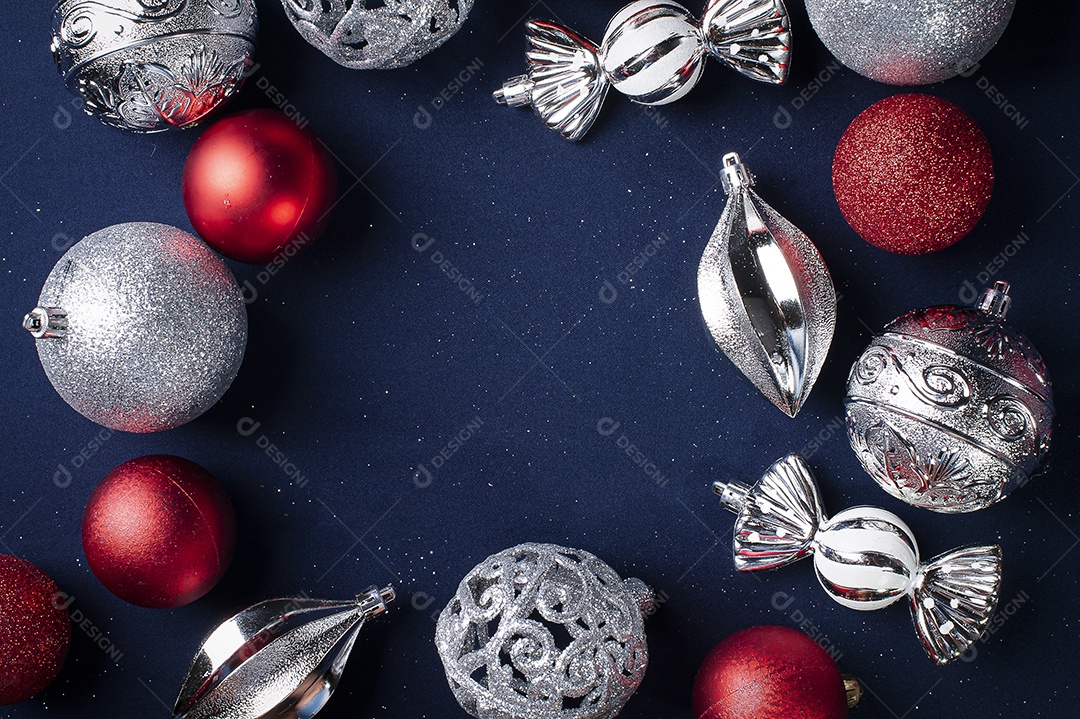 Objetos de enfeites de natal sobre fundo luzes bokeh