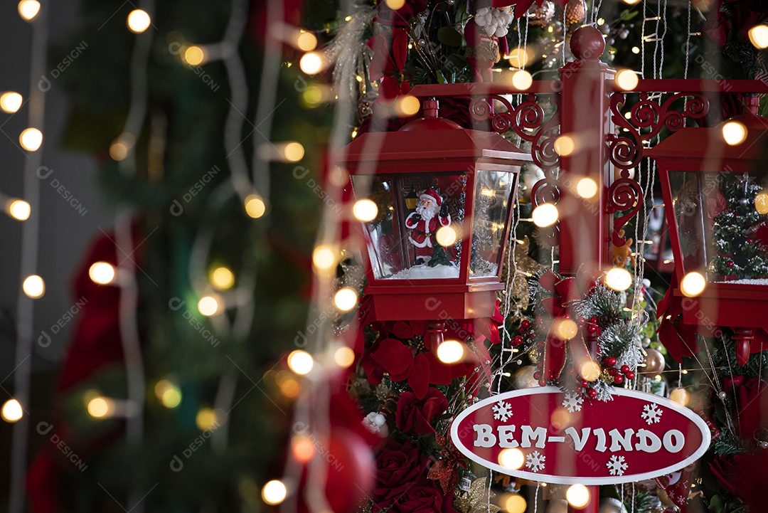 Decoração de Natal com luzes de bokeh destacadas. Placa Bem-vindo