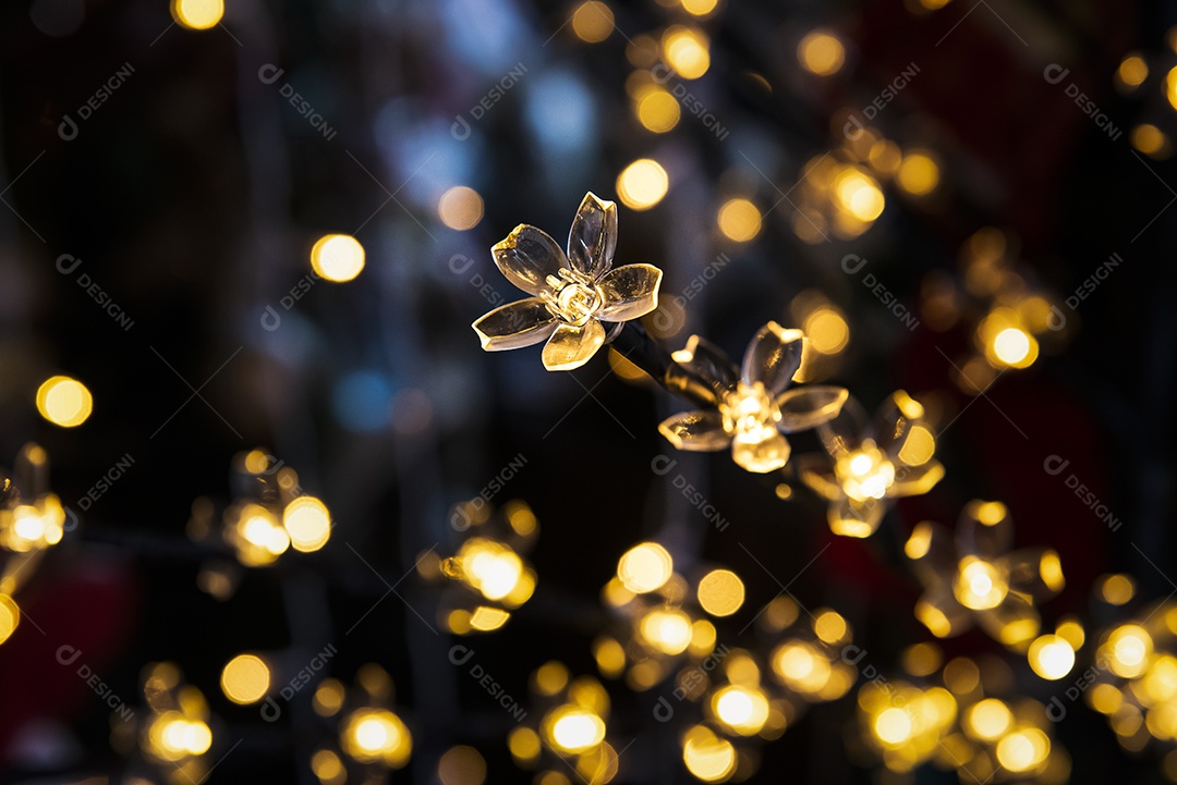 Luzes de Natal em forma de flor com luzes desfocadas no fundo