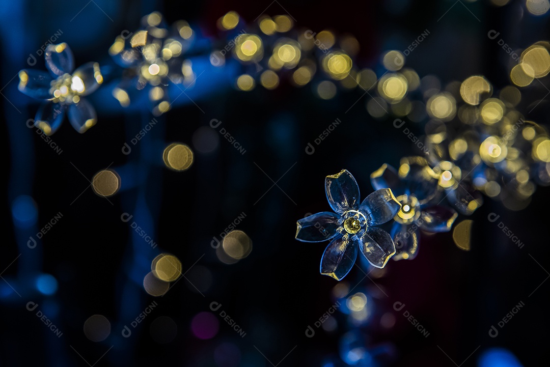 Luzes de Natal em forma de flor com luzes desfocadas no fundo