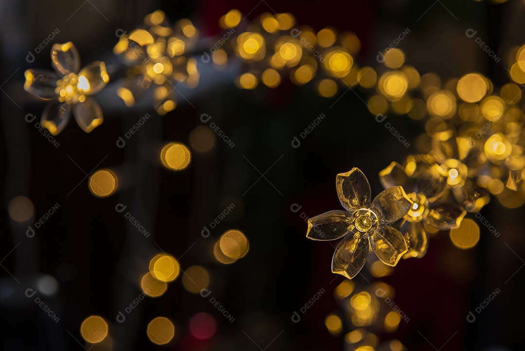 Luzes de Natal em forma de flor com luzes desfocadas no fundo