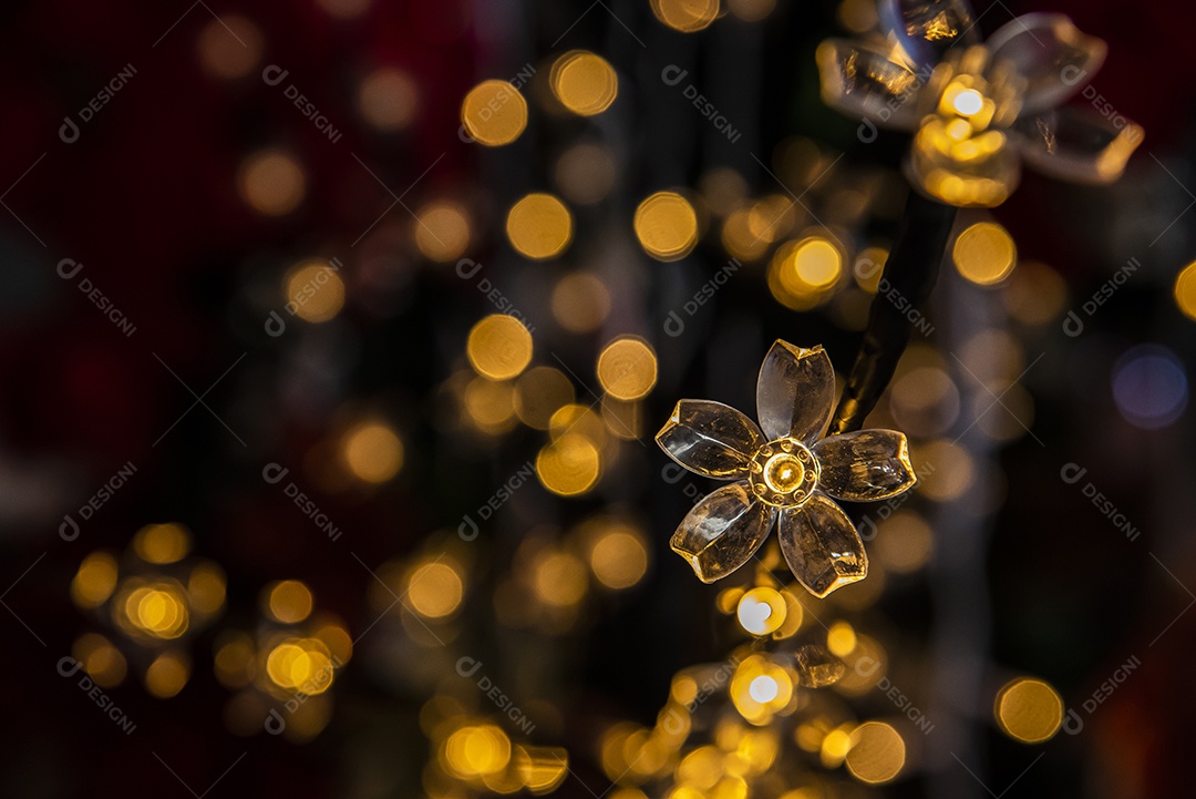 Luzes de Natal em forma de flor com luzes desfocadas no fundo